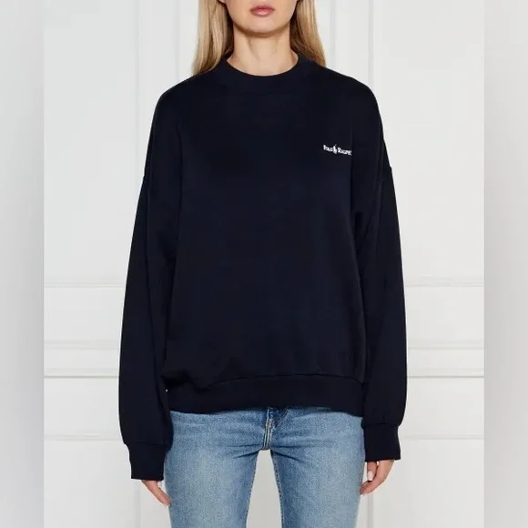 Polo Ralph Lauren Fleece LogoSweatshirt in Navy similar to Taylor Swift’s gold